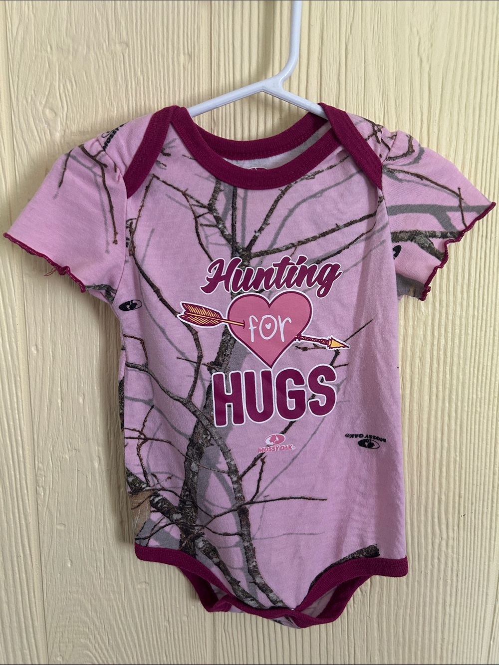 Mossy Oak Pink 'Hunting for Hugs' Short-Sleeve Baby onesie